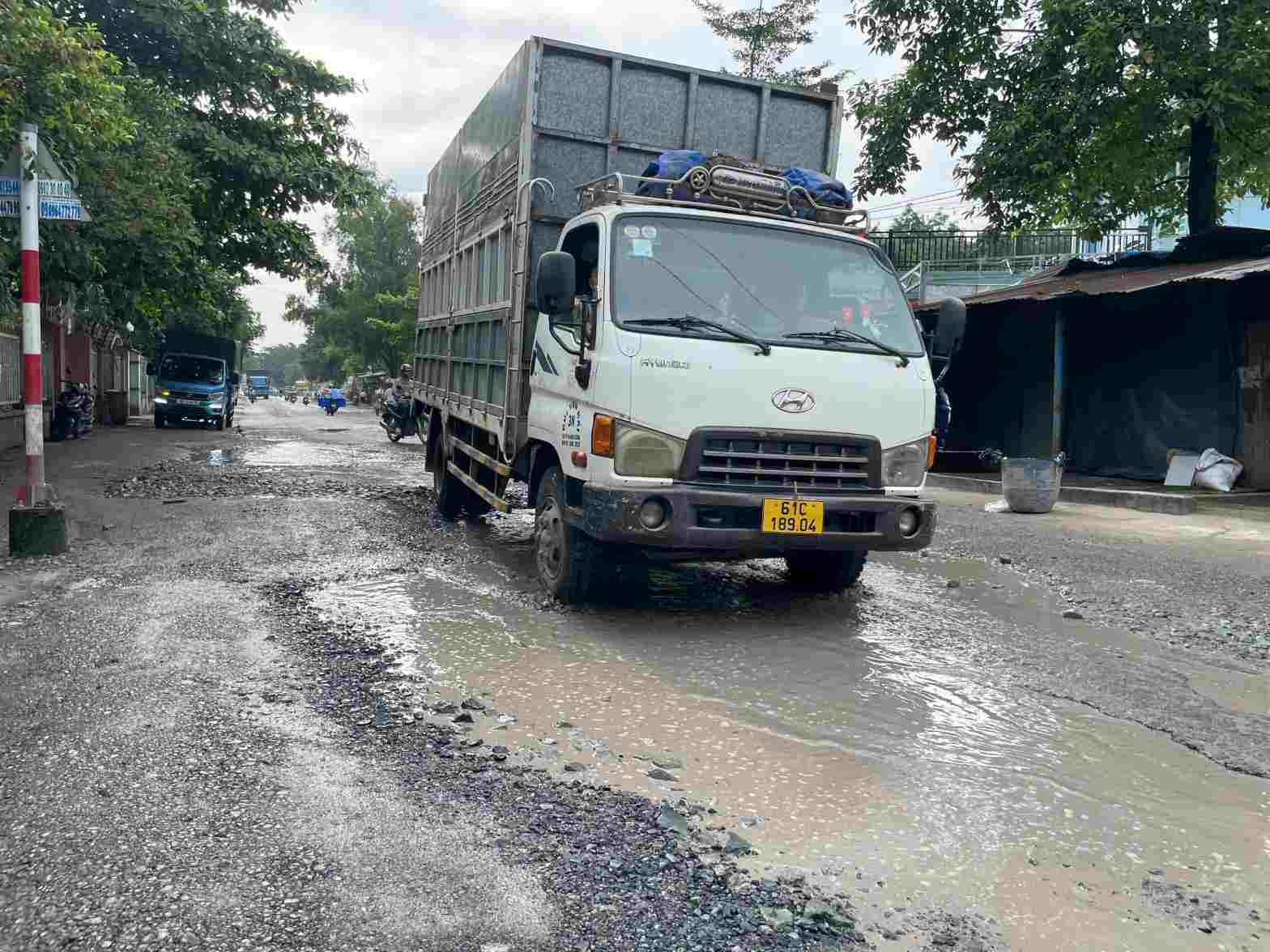 Doạn dài 100m bị hư hỏng nặng, người dân lưu thông gặp nguy hiểm. Ảnh: Đình Trọng