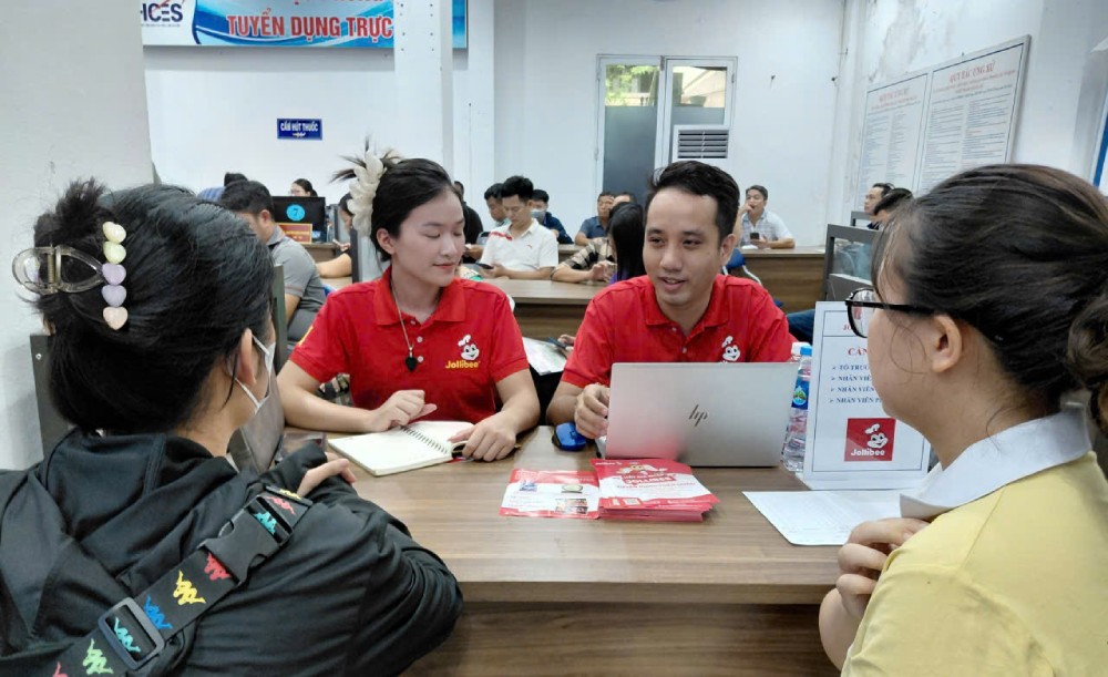 Đông đảo ứng viên tìm cơ hội việc làm tại phiên giao dịch ngày 22.9. Ảnh: Quỳnh Chi