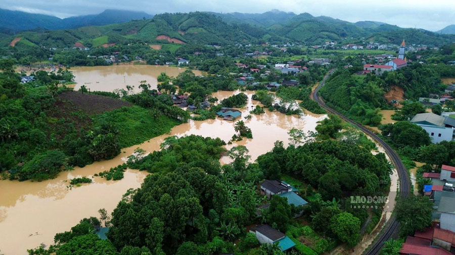 Khu vực giáp sông Hồng tại xã Mậu A bị ngập úng do mực nước sông Hồng trên báo động 3. Ảnh: Hải Quân