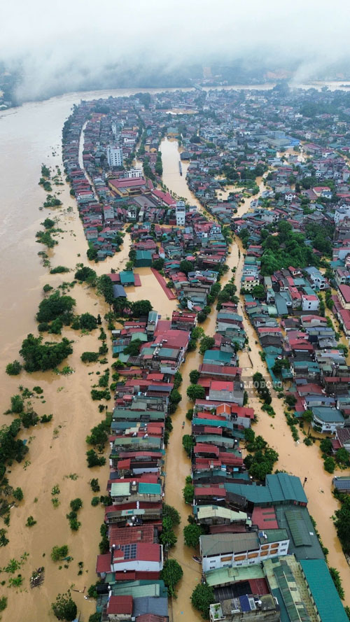 Các tuyến phố tại phường Yên Bái chìm sâu trong nước. Ảnh: Thùy Linh