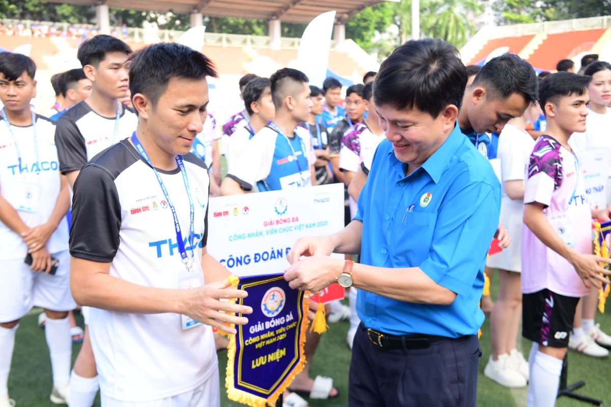 Ông Nguyễn Xuân Hùng, Phó Chủ tịch Tổng Liên đoàn Lao Động Việt Nam trao cờ lưu niệm cho các đội tham dự. Ảnh: Định Quang