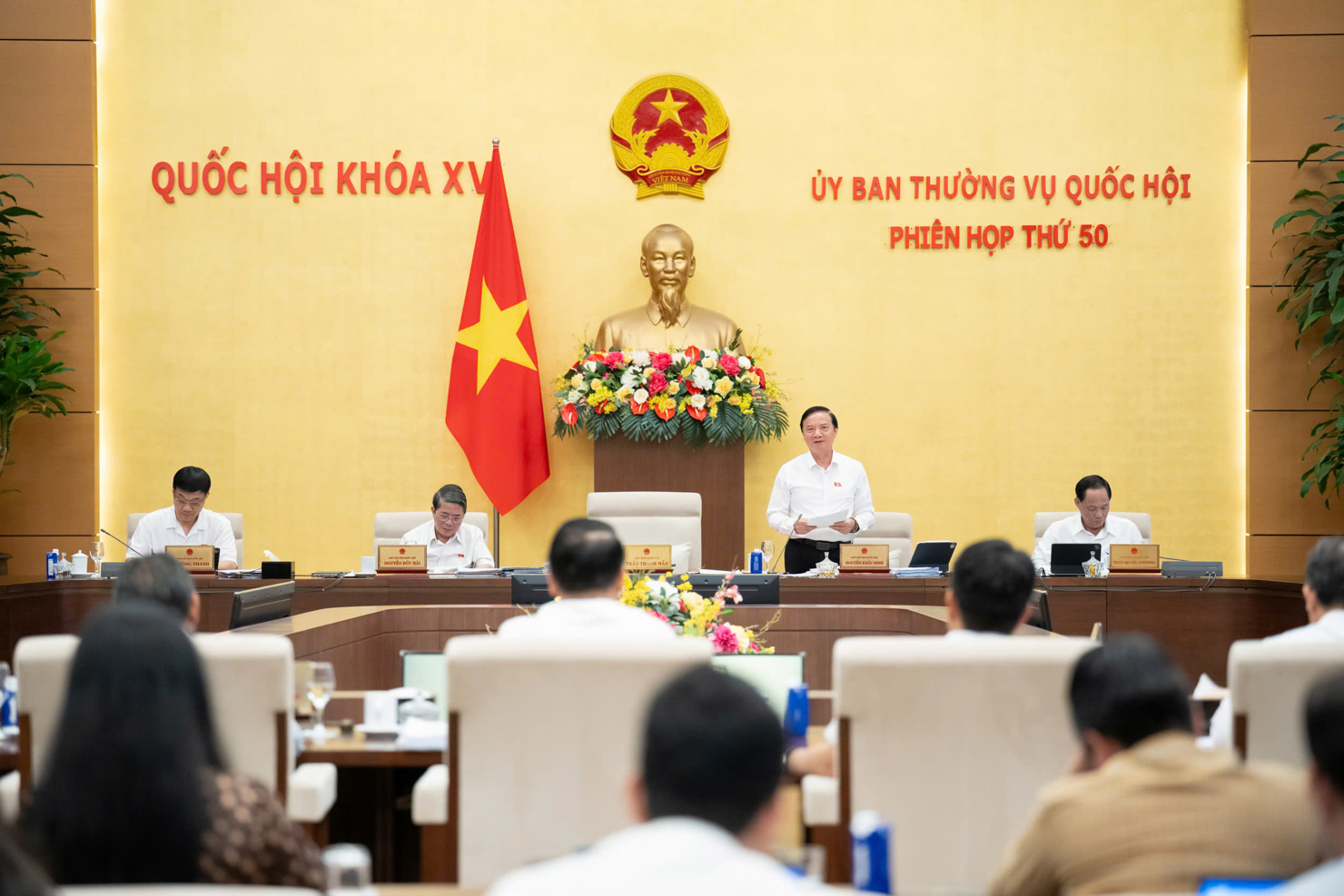 Quang cảnh phiên họp.