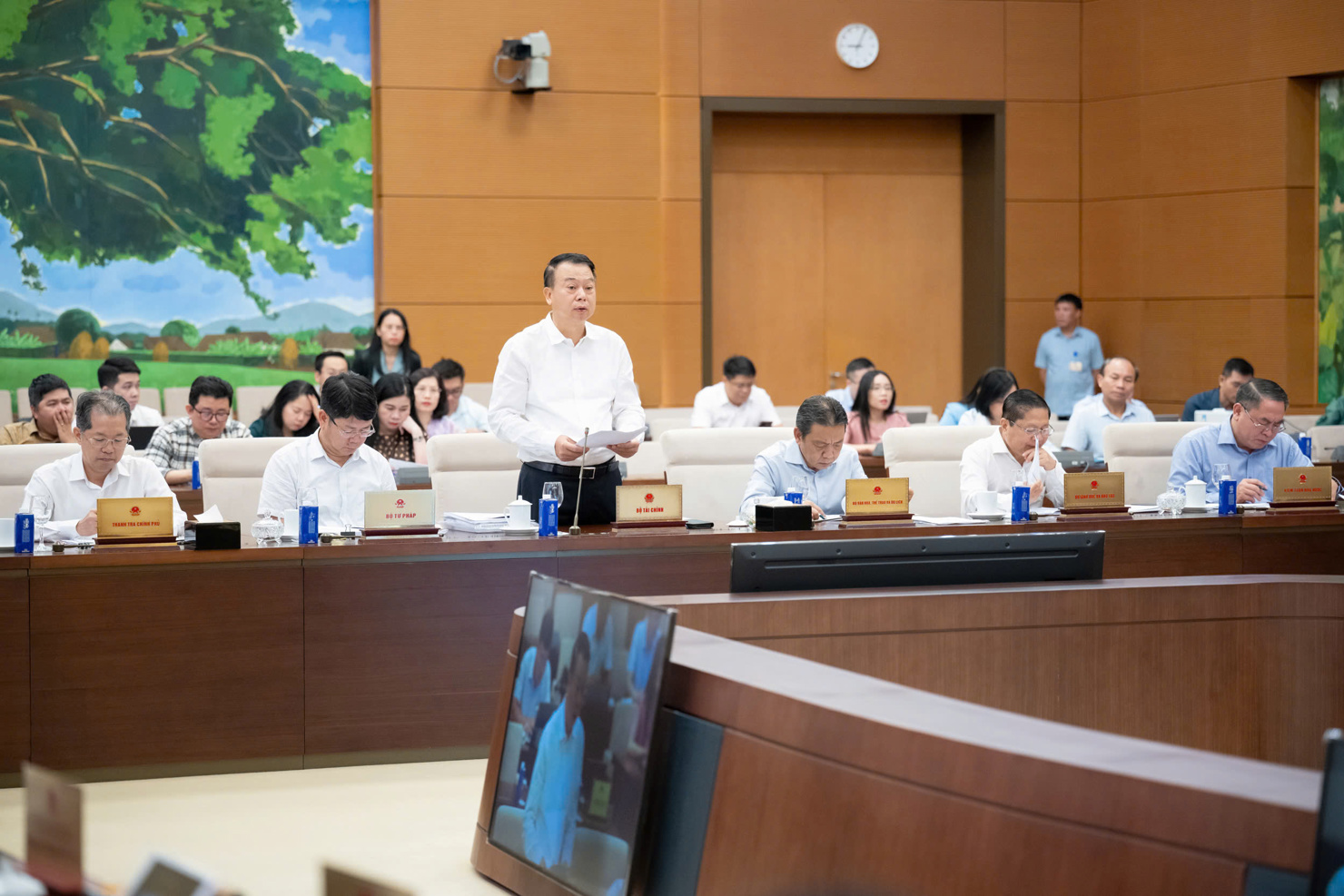 Thứ trưởng Bộ Tài chính Nguyễn Đức Chi phát biểu tại phiên họp.