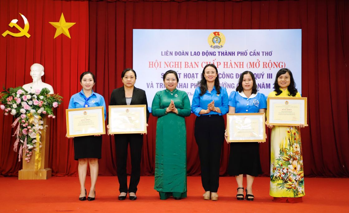 Lãnh đạo Ủy ban MTTQ Việt Nam, LĐLĐ TP Cần Thơ tặng bằng khen cho cá nhân, tập thể có thành tích xuất sắc toàn diện trong các phong trào thi đua. Ảnh: LĐLĐ TP Cần Thơ