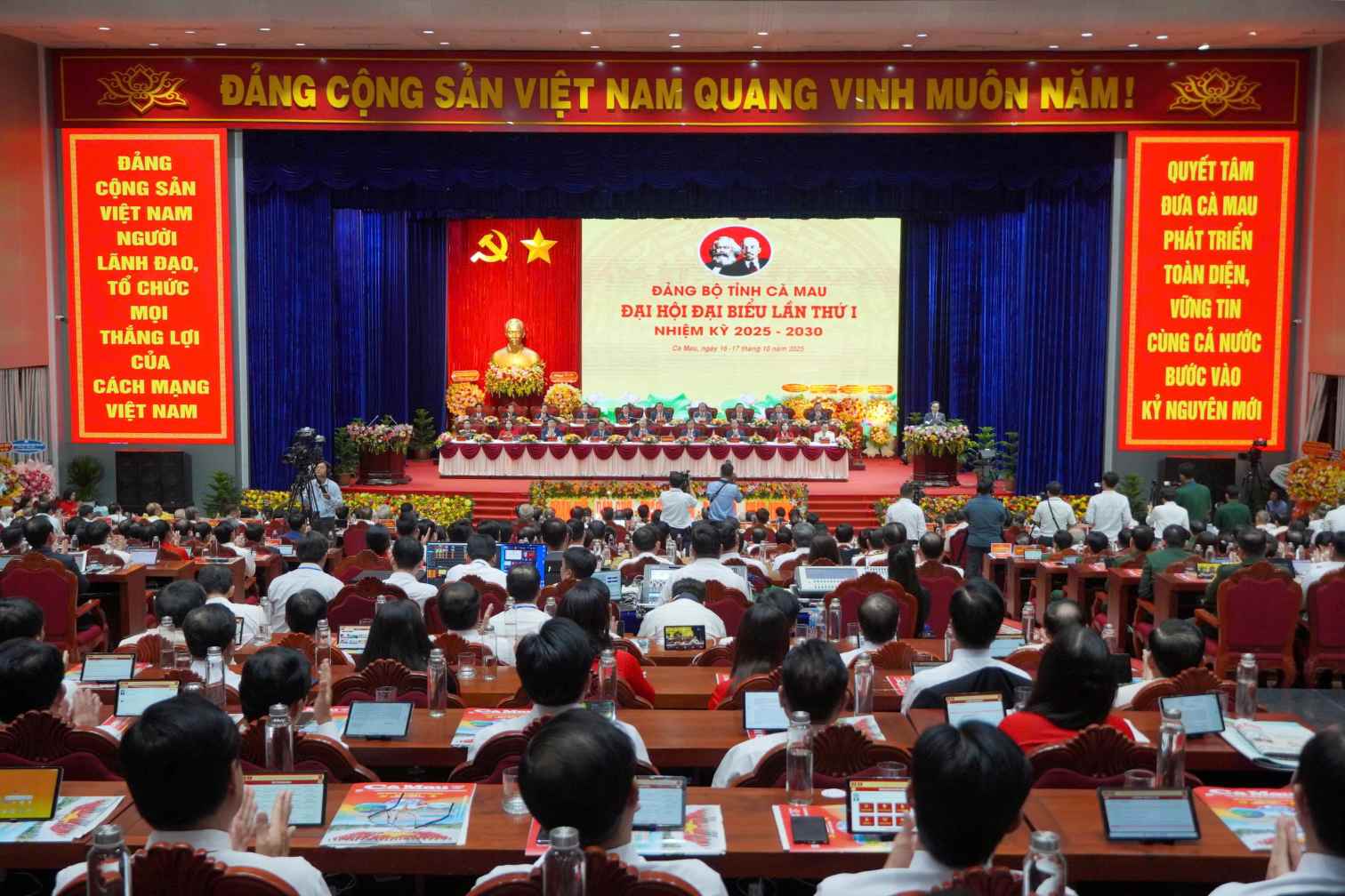 Đại hội nghe phát biểu của đồng chí Trần Lưu Quang. Tạ Quang