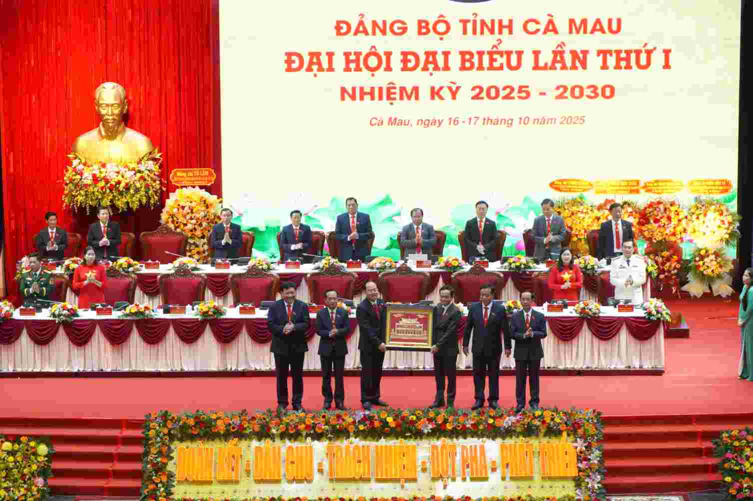 Đồng chí Trần Lưu Quang tặng quà cho Đại hội. Ảnh: Tạ Quang