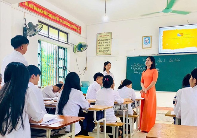 Giáo viên Trường THPT Hàm Nghi (Hà Tĩnh) trong một giờ lên lớp. Ảnh: La Giang
