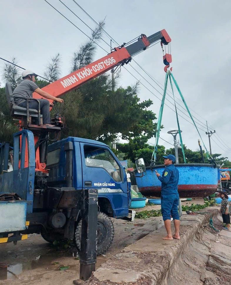 Ngư dân xã đảo Nhơn Châu đưa thúng lên bờ tránh trú. Ảnh: Hoài Phương