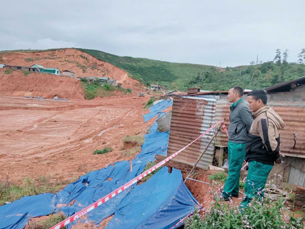 Lực lượng dân quân ứng trực 24/24 giờ để kịp thời phát hiện, xử lý sự cố sạt lở. Ảnh: Phúc Khánh