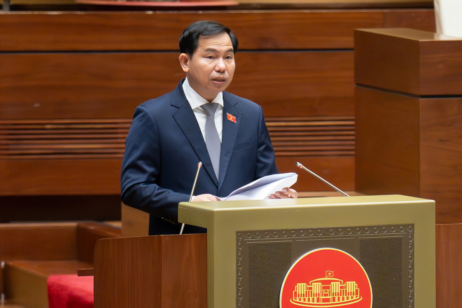 Tổng Thư ký Quốc hội, Chủ nhiệm Văn phòng Quốc hội Lê Quang Mạnh báo cáo tại phiên họp.