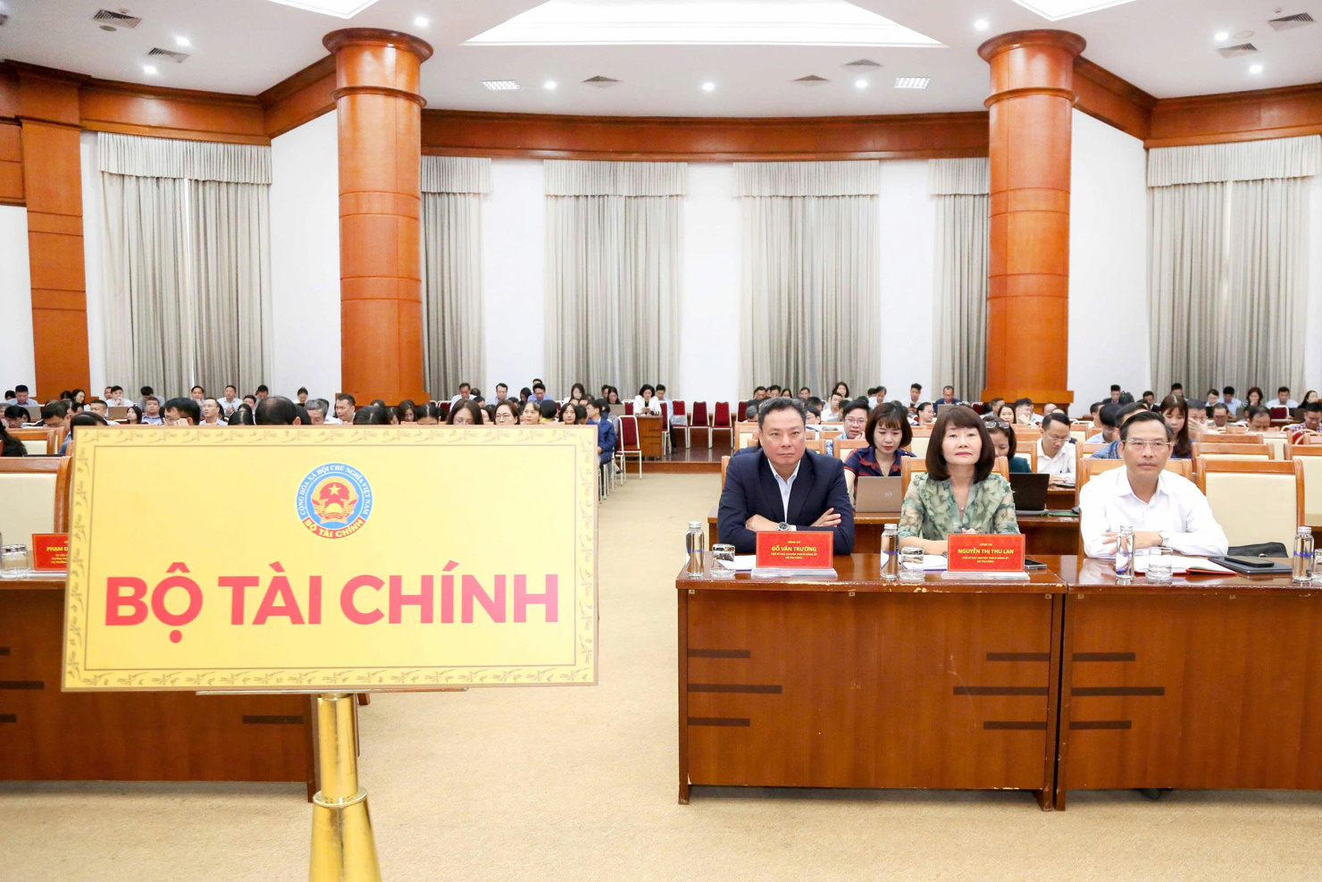 Đồng chí Đỗ Văn Trường - Phó Bí thư Chuyên trách Đảng ủy Bộ Tài chính, đồng chí Nguyễn Thị Thu Lan - Phó Bí thư Chuyên trách Đảng ủy Bộ Tài chính đồng chủ trì Hội nghị tại điểm cầu Đảng ủy Bộ Tài chính.