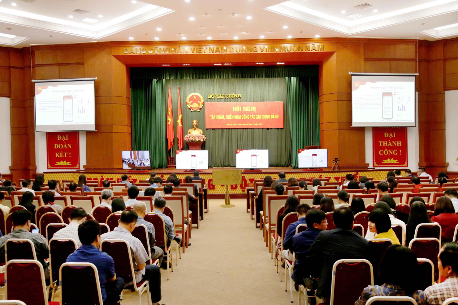 Toàn cảnh điểm cầu Đảng uỷ Bộ Tài chính.