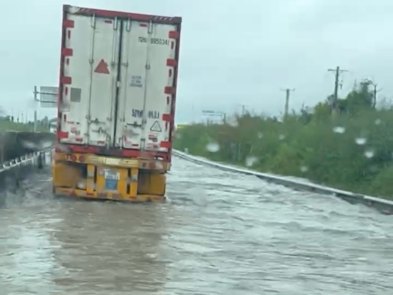 Nước ngập trên cao tốc Vĩnh Hảo - Phan Thiết. Ảnh: Phạm Duy