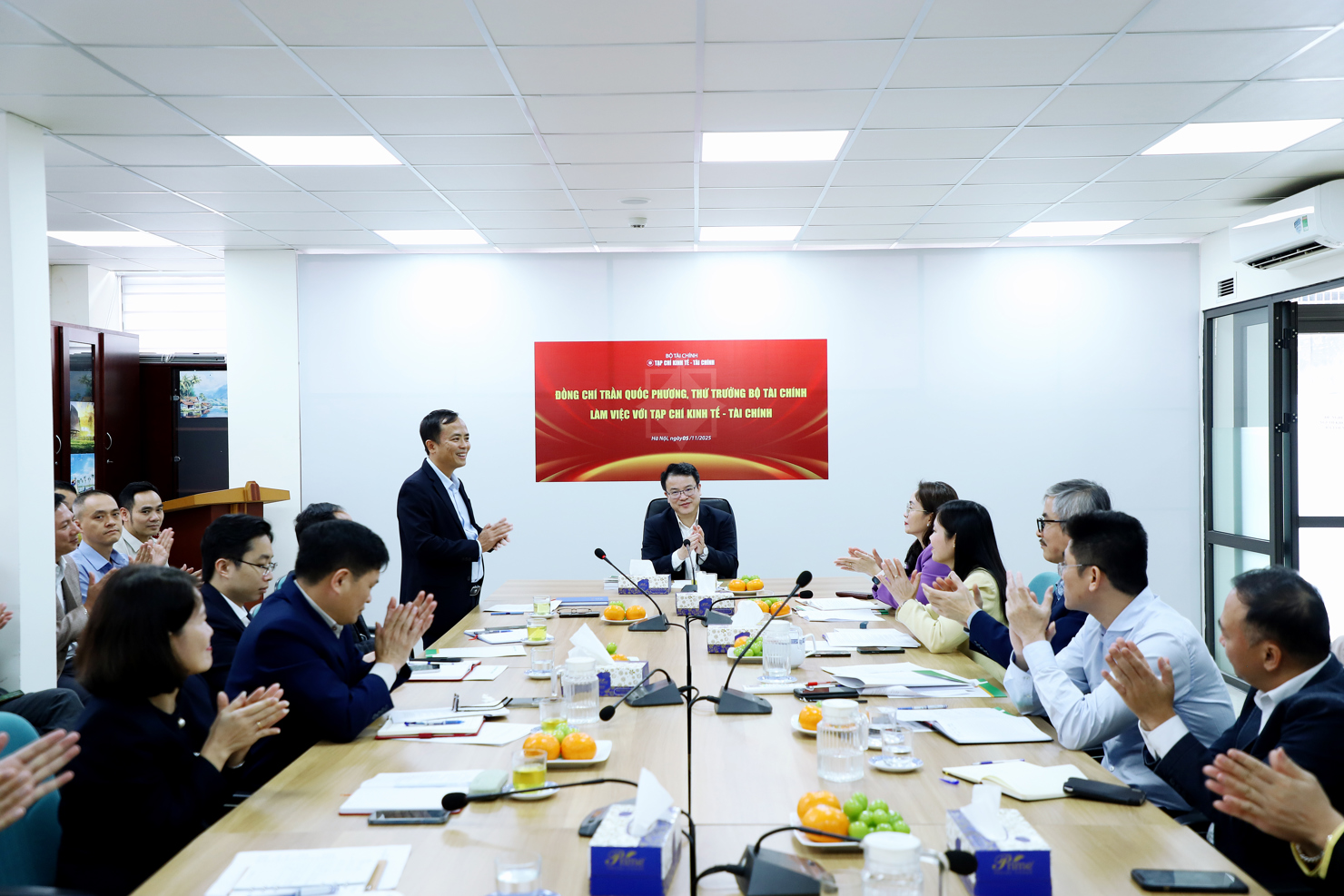 Thứ trưởng Bộ Tài chính Trần Quốc Phương đến thăm và làm việc với Tạp chí Kinh tế - Tài chính.