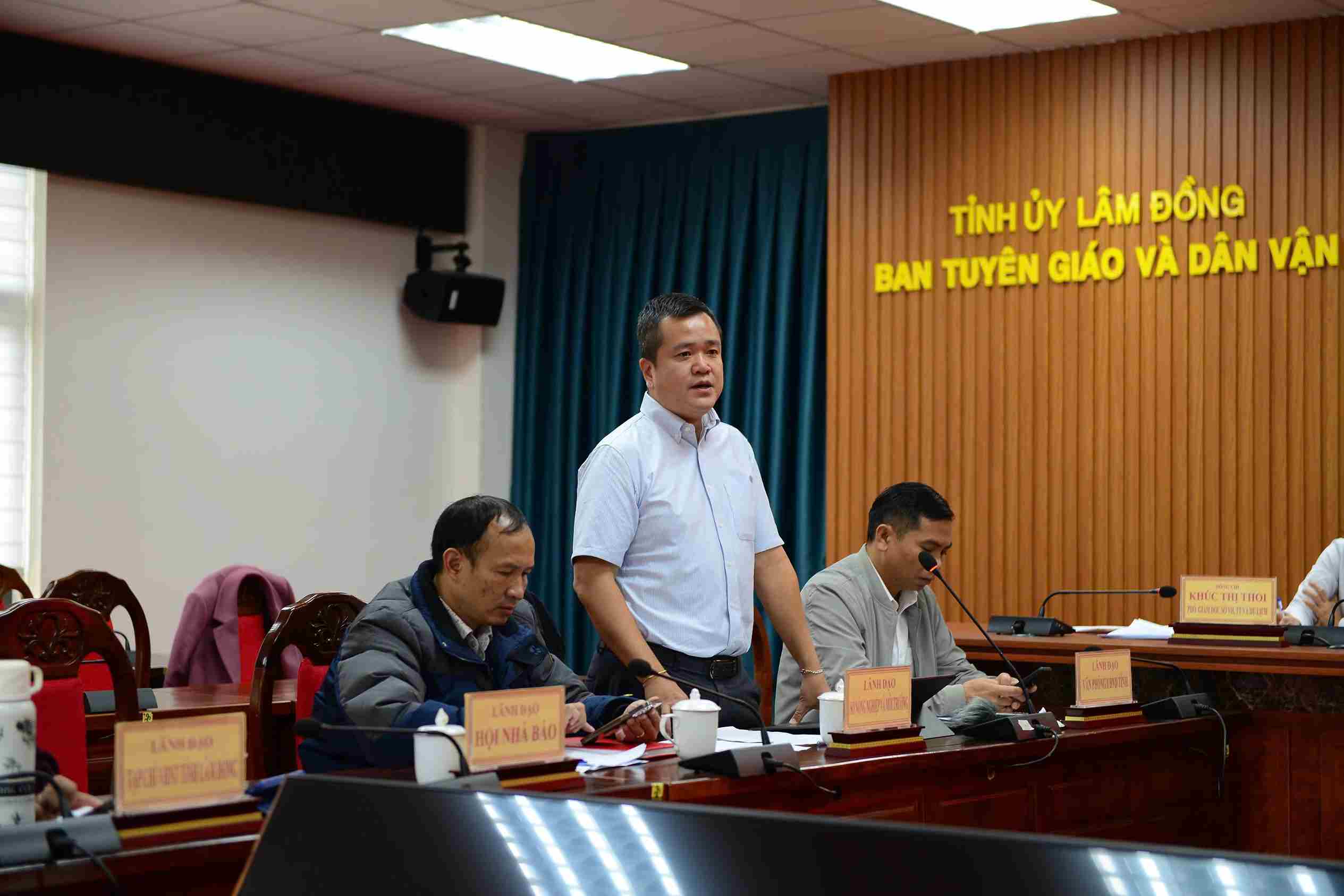 Ông Nguyễn Hà Lộc, Phó giám đốc Sở Nông nghiệp và Môi trường tỉnh Lâm Đồng trả lời các vấn đề liên quan đến vụ vỡ hồ chứa nước. Ảnh: Phúc Khánh