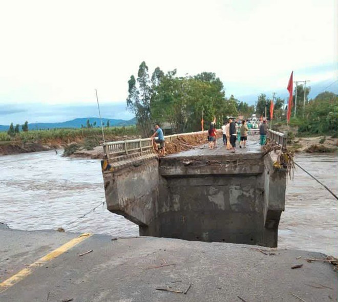 Sau bão, ngập lụt, sạt lở đe dọa các vùng bị ảnh hưởng ở Gia Lai