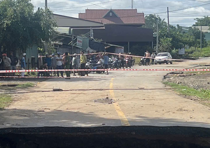 Người dân chưa thể di chuyển qua vị trí cầu bị hư hại. Ảnh: Thanh Tuấn