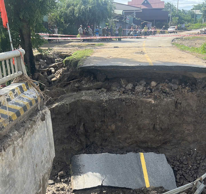 Cần thời gian và nguồn kinh phí để khắc phục sự cố cầu đường sau bão. Ảnh: Thanh Tuấn