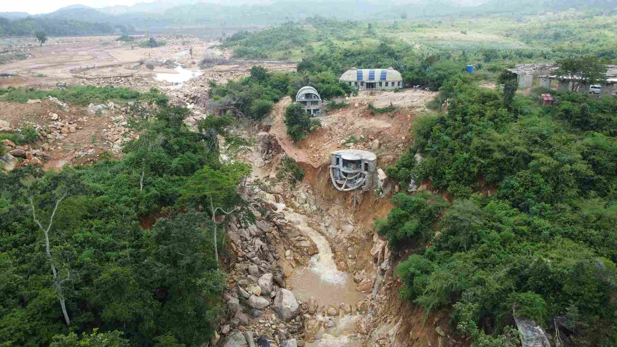 Hỗ chứa nước trên núi của Công ty Trang trại Việt Phong Phú bị vỡ gây lũ quét nghiêm trọng. Ảnh: Phúc Khánh