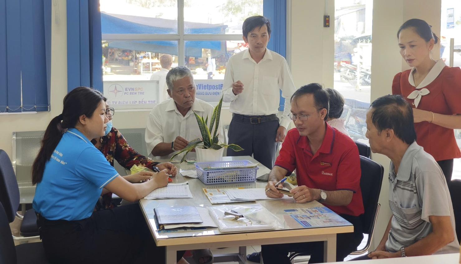 Tuyên truyền chính sách BHXH, BHYT đến người dân, doanh nghiệp trên địa bàn tỉnh Vĩnh Long. Ảnh: BHXH tỉnh Vĩnh Long