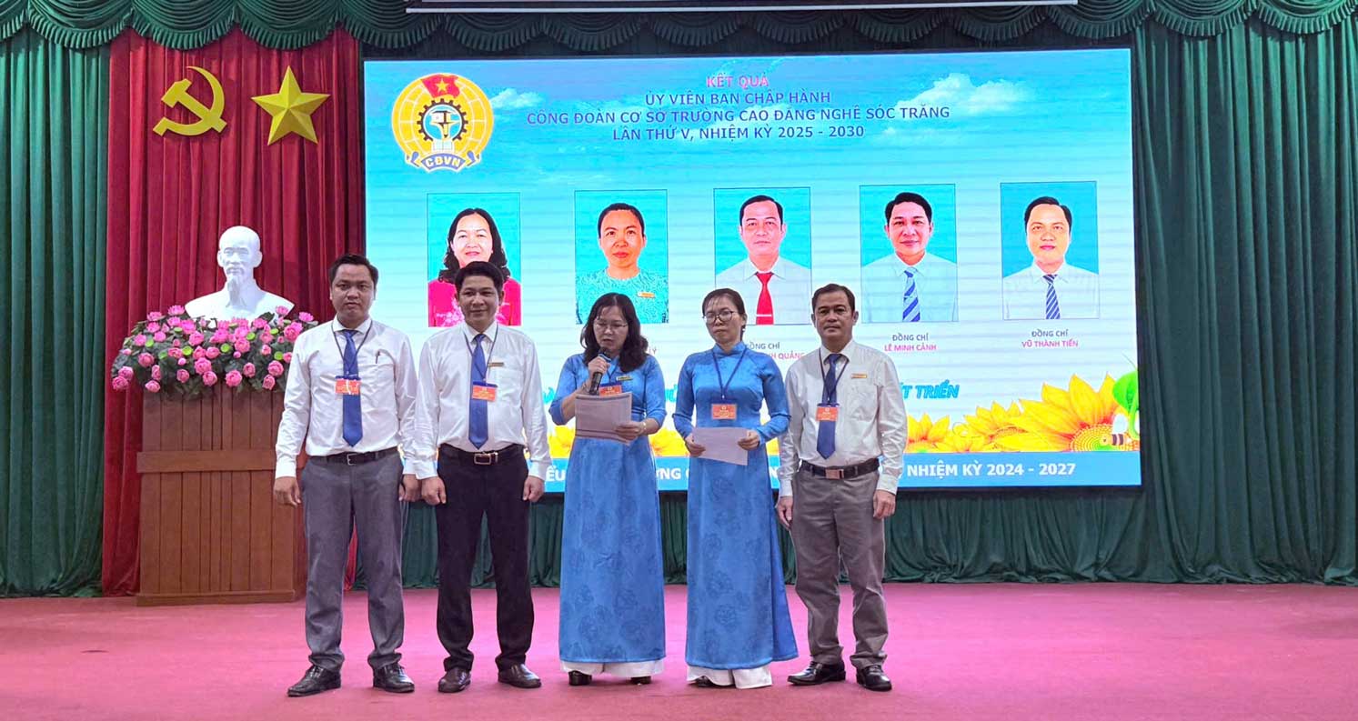 Ban Chấp hành CĐCS trường khóa mới ra mắt đại hội. Ảnh: LĐLĐ TP Cần Thơ