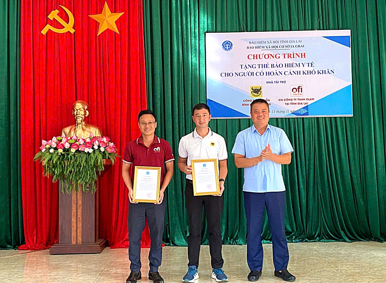 Giám đốc BHXH tỉnh Gia Lai trao thư cảm ơn đến các nhà tài trợ đồng hành. Ảnh: Thu Hà