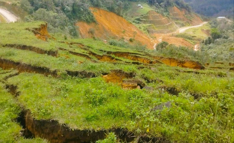Sạt lở, nứt núi tiếp tục uy hiếp nhiều khu dân cư ở miền núi Hùng Sơn, TP, Đà Nẵng. Ảnh: Parai