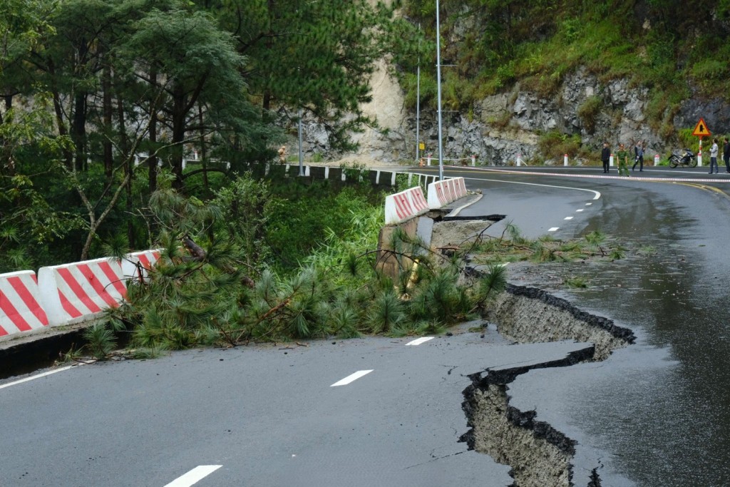 Sạt lở tại đèo Prenn (Ảnh: T.Lâm) Sạt lở tại đèo Prenn (Ảnh: T.Lâm)