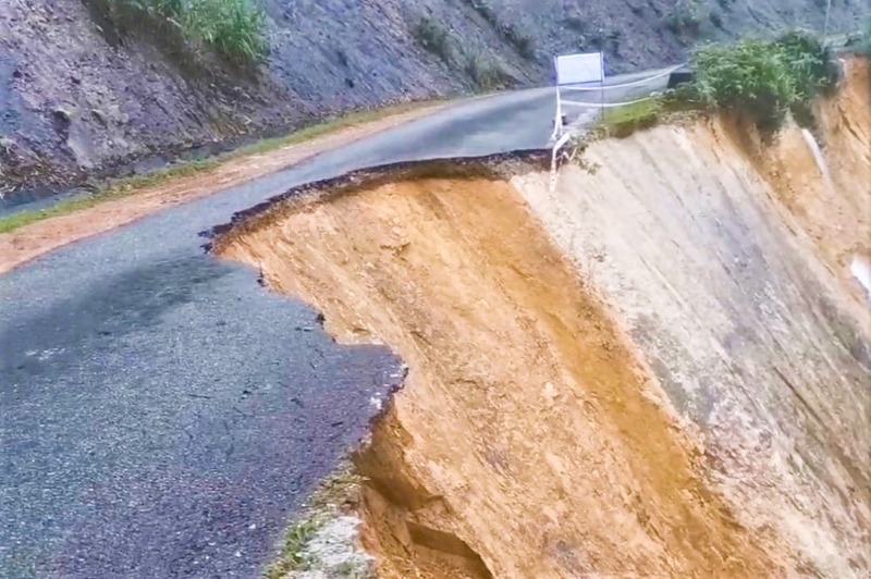 Mưa lớn gây sạt lở chia cắt nhiều tuyến giao thông tại miền núi Đà Nẵng. Ảnh: Trường An