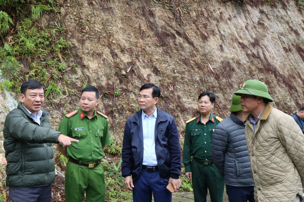 Chủ tịch UBND tỉnh Hồ Văn Mười và Phó Bí thư Tỉnh ủy Bùi Thắng kiểm tra tình hình sạt lở tại đèo Prenn (Ảnh: Nguyễn Lương) Chủ tịch UBND tỉnh Hồ Văn Mười và Phó Bí thư Tỉnh ủy Bùi Thắng kiểm tra tình hình sạt lở tại đèo Prenn (Ảnh: Nguyễn Lương)