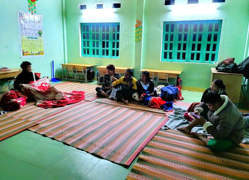 Lực lượng chức năng vừa đảm bảo đời sống cho người dân sơ tán, vừa nỗ lực tìm kiếm các nạn nhân còn mất tích sau vụ sạt lở ở Hùng Sơn. Ảnh: Trường An