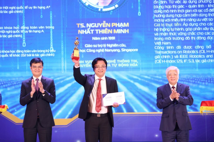 Ủy viên Bộ Chính trị, Phó Bí thư Thường trực Đảng ủy Quốc hội, Phó Chủ tịch Quốc hội Đỗ Văn Chiến và Ủy viên dự khuyết Trung ương Đảng, Phó Chủ tịch Ủy ban Trung ương MTTQ Việt Nam, Bí thư Thứ nhất Trung ương Đoàn Bùi Quang Huy trao phần thưởng tới nhà khoa học trẻ đạt Giải thưởng Khoa học Công nghệ Quả Cầu Vàng năm 2025