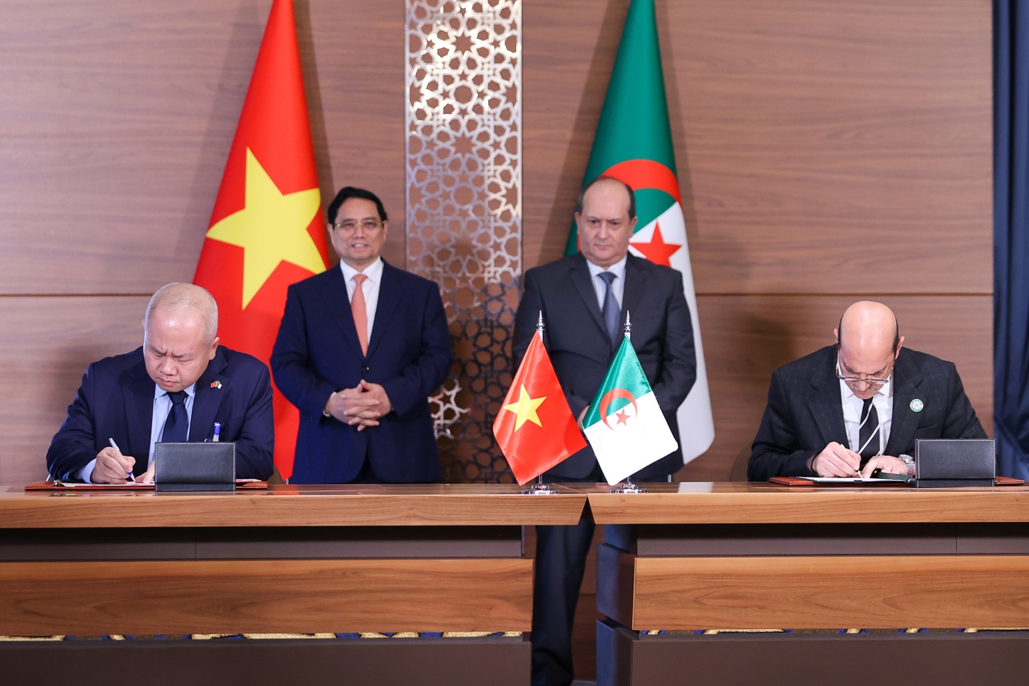 Thứ trưởng Đỗ Thành Trung và Tổng Thư ký Bộ Tài chính Algeria Kamel Meraghni ký kết Nghị định thư về xử lý nợ tổng thể trước sự chứng kiến của Thủ tướng Phạm Minh Chính và Thủ tướng Algeria Sifi Ghrieb.