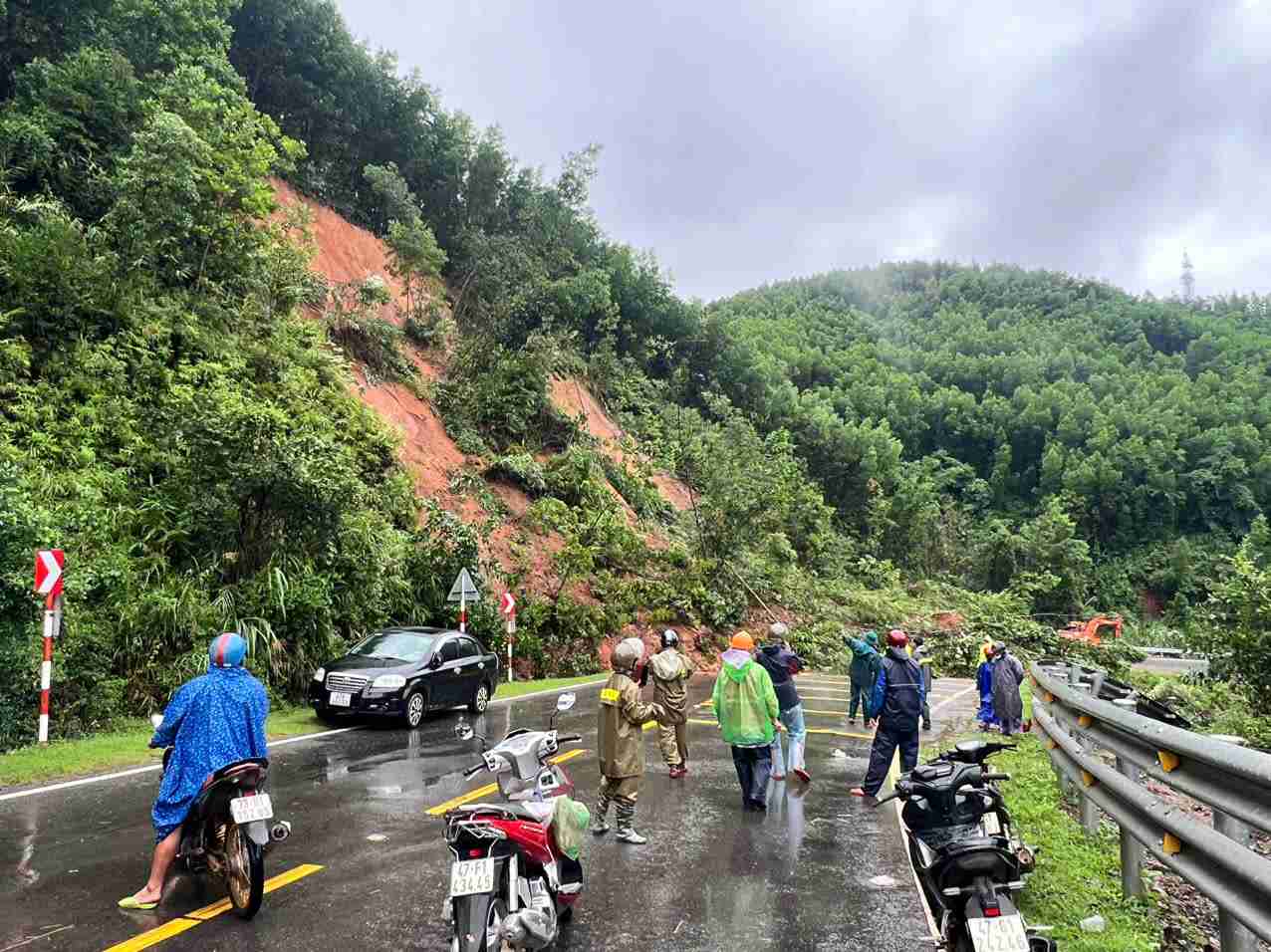 Nhiều khu vực tại địa bàn sạt lở đất đá, gây chia cắt giao thông. Ảnh: Công an cung cấp