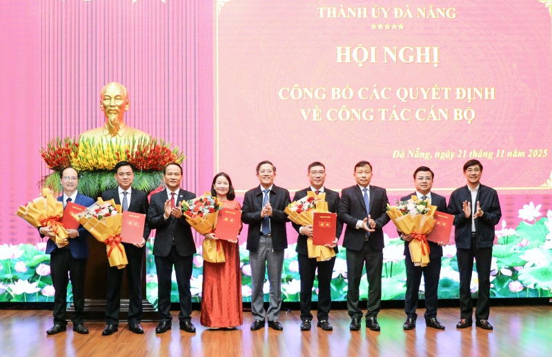 Năm cán bộ được điều động, bổ nhiệm giữ các vị trí quan trọng của Đà Nẵng. Ảnh: ĐVCC