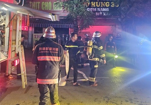Công an Hà Nội giải cứu 5 người thoát khỏi vụ cháy lúc rạng sáng