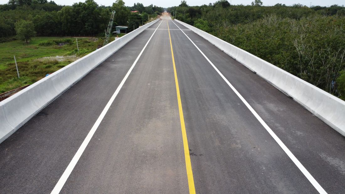 Cây cầu 4 làn xe, mỗi bên 2 làn. Ảnh: Đình Trọng