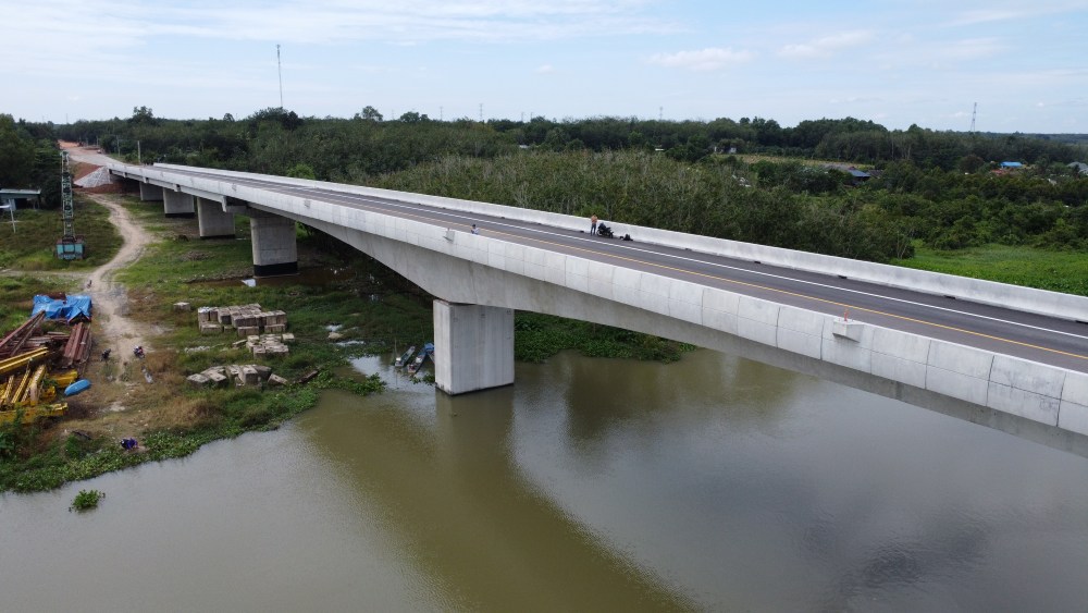 Hiện người dân đi xe máy có thể lưu thông qua cầy cầu này. Ảnh: Đình Trọng