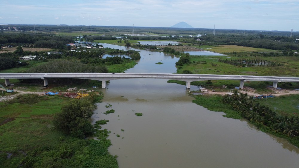 Cầu vượt sông Sài Gòn dài 600m đã được xây dựng xong. Ảnh: Đình Trọng