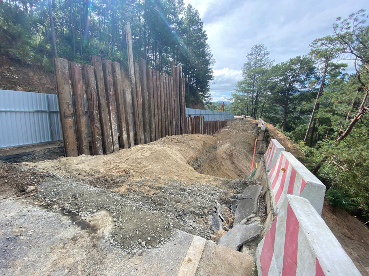 Nhiều tuyến đường bộ bị sạt lở, trôi đất đá; nhiều dự án đang thi công bị ảnh hưởng bởi mưa lũ.