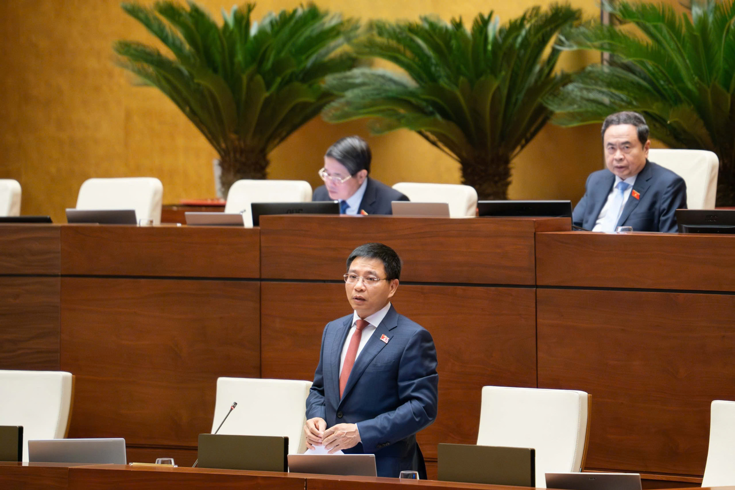 Bộ trưởng Bộ Tài chính Nguyễn Văn Thắng phát biểu tại phiên họp.