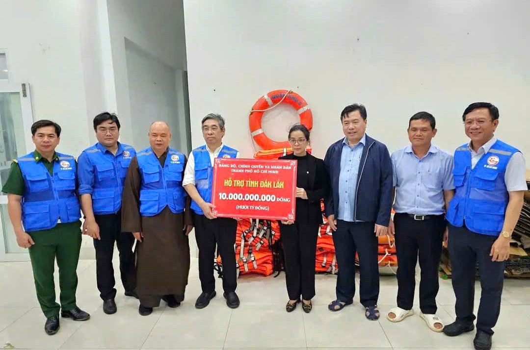 TP. Hồ Chí Minh trao hỗ trợ Đắk Lắk 10 tỷ đồng khắc phục thiệt hại do mưa lũ. Ảnh: PT