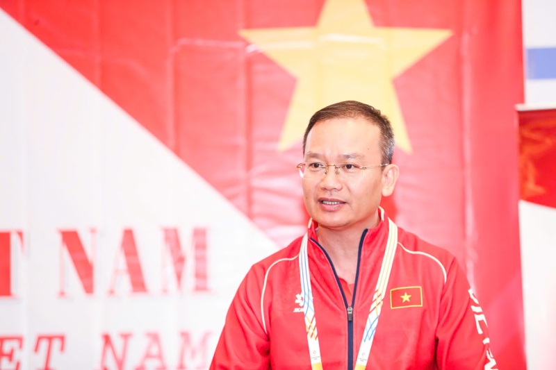 Trưởng đoàn Nguyễn Hồng Minh báo cáo nhanh về tình hình hiện tại Đoàn thể thao Việt Nam. Ảnh: Bùi Lượng