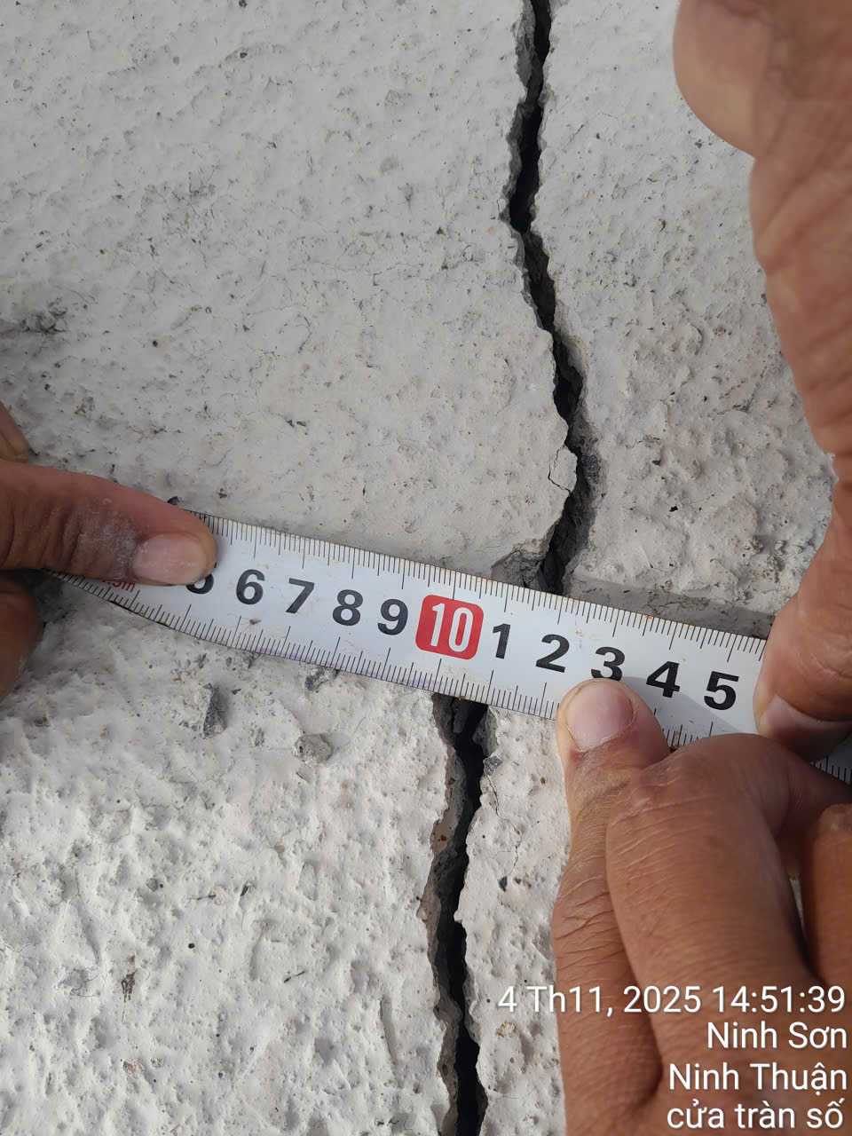 Vết nứt trên mặt thân đập. Ảnh: Huỳnh Hải