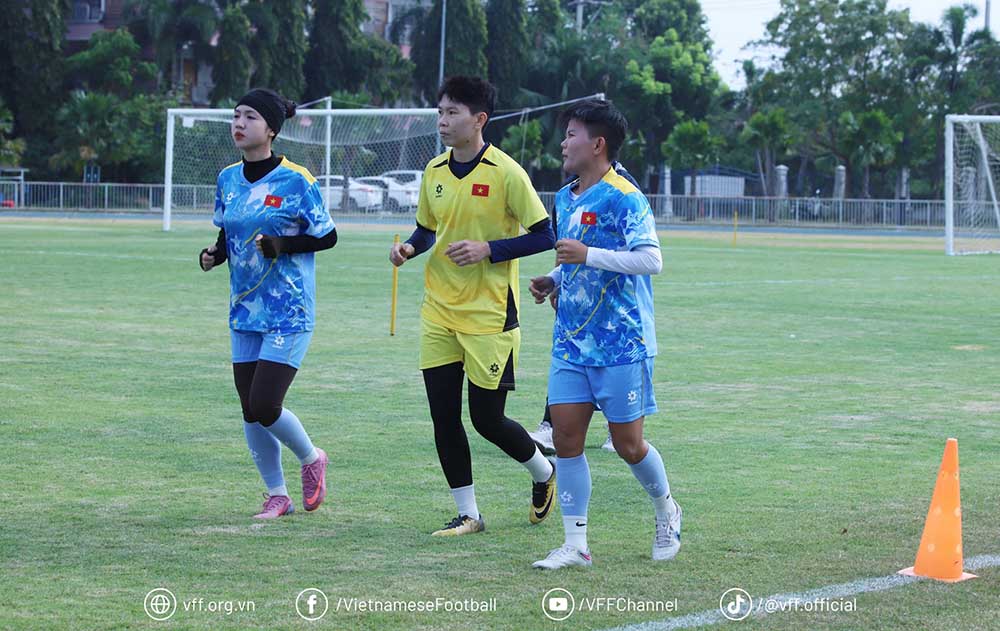 Bích Thùy (phải) cùng tuyển nữ Việt Nam quyết tâm hướng đến trận gặp Myanmar. Ảnh: VFF
