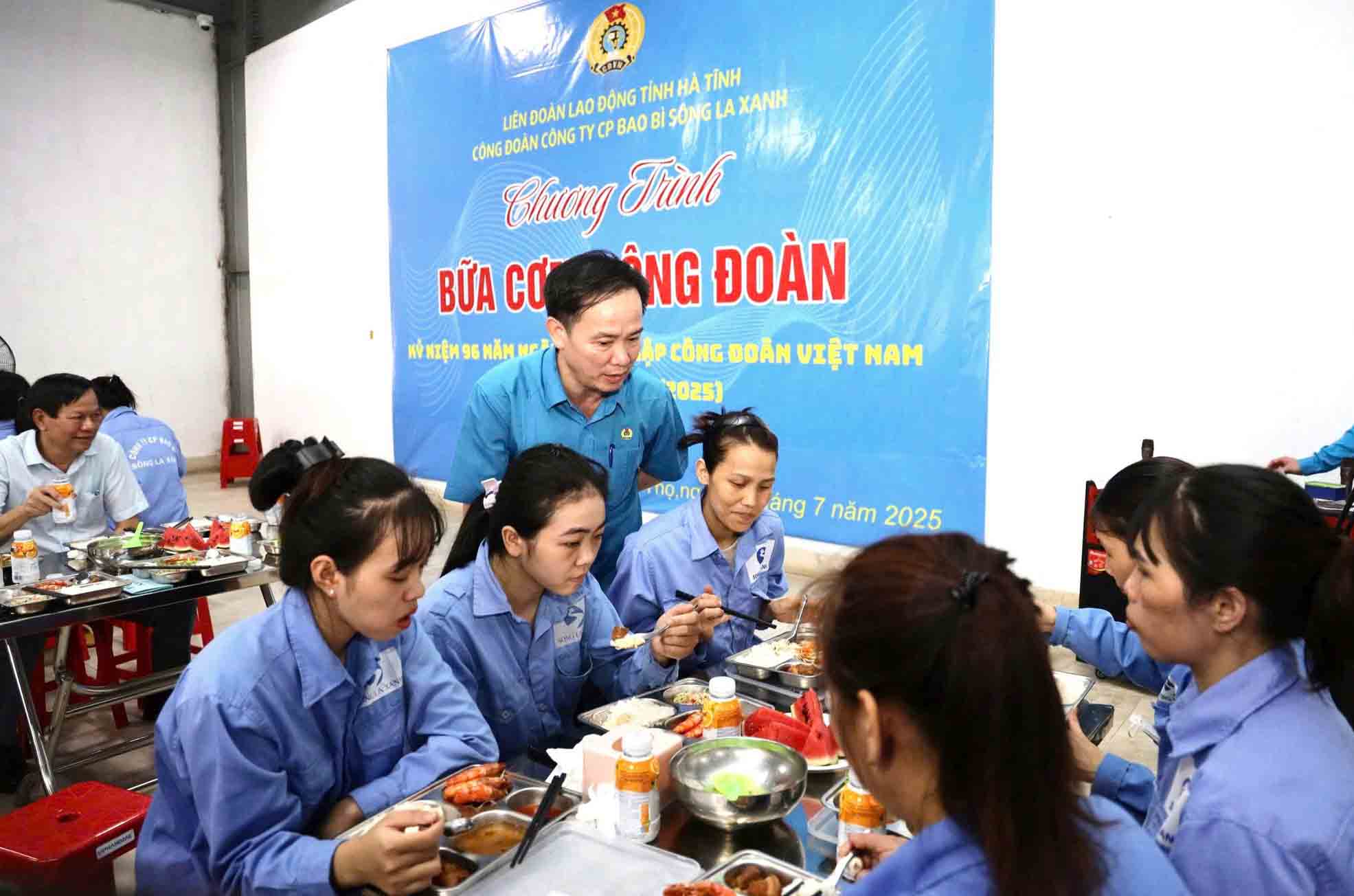 Cán bộ Công đoàn Hà Tĩnh tham dự bữa cơm Công đoàn tại doanh nghiệp để sâu sát, hiểu hơn về người lao động. Ảnh: Trần Tuấn.