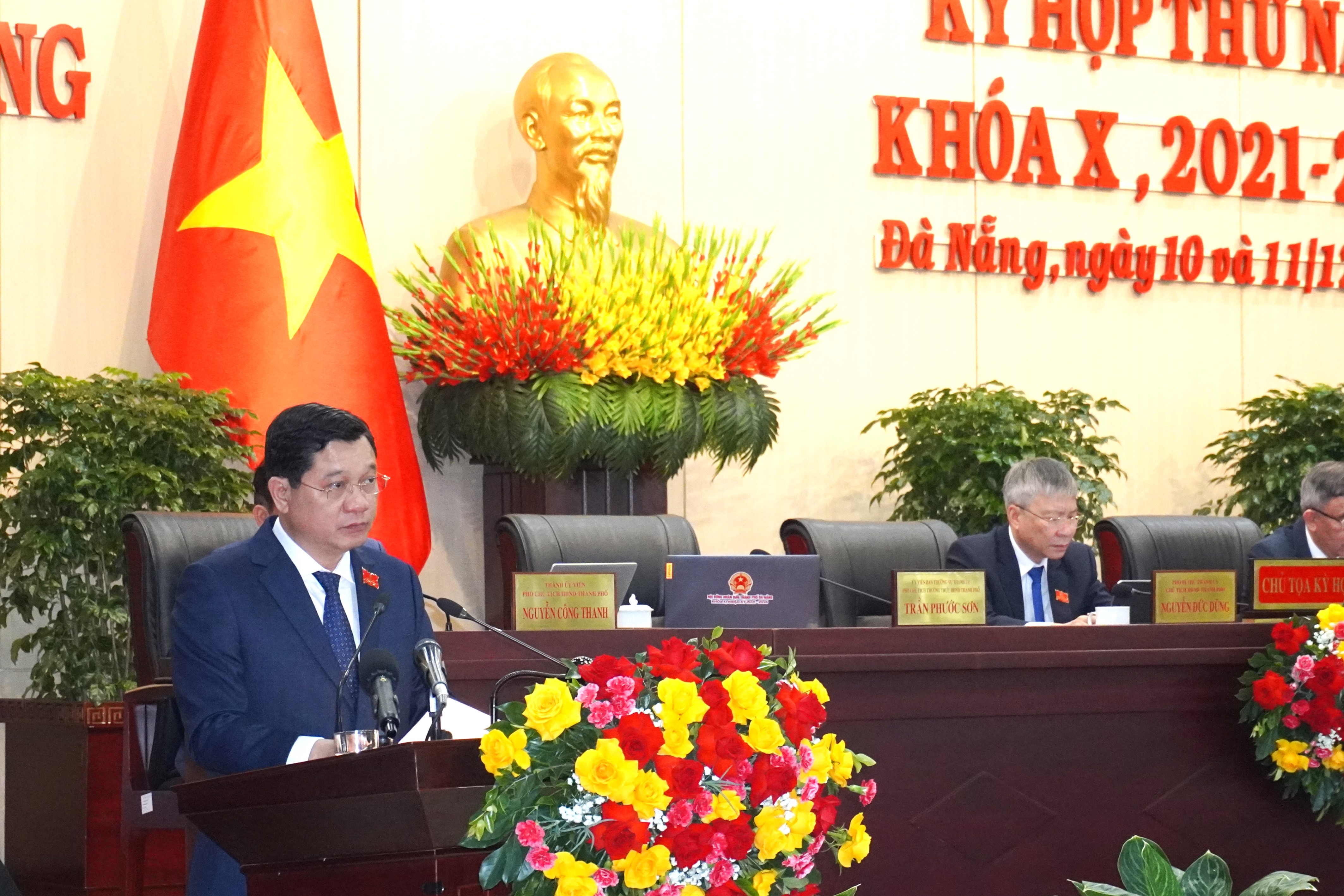 Ông Trần Phước Sơn - Phó Chủ tịch HĐND TP Đà Nẵng phát biểu tại kỳ họp. Ảnh: Trần Thi