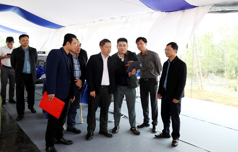 Phó Chủ tịch UBND tỉnh Lạng Sơn Đoàn Thanh Sơn kiểm tra, chỉ đạo công tác chuẩn bị lễ thông tuyến. Ảnh: Trí Dũng