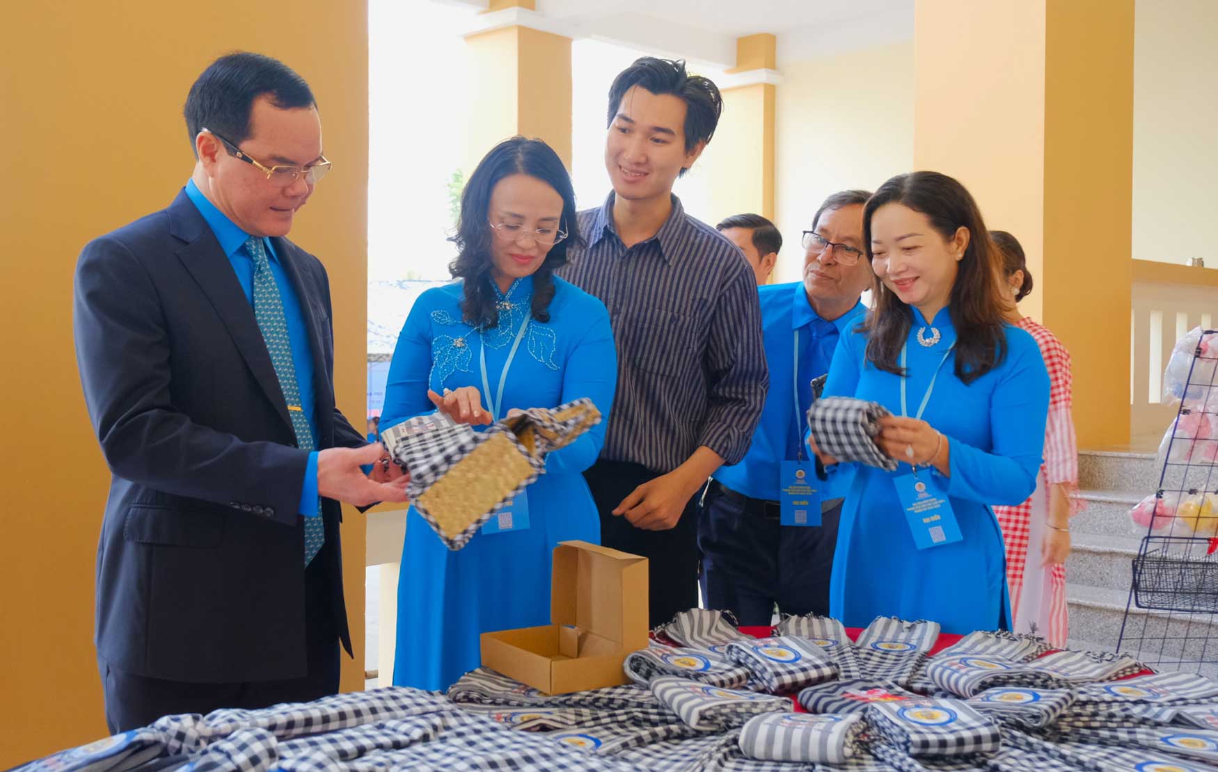 Ông Nguyễn Đình Khang - Ủy viên Ban Chấp hành Trung ương Đảng, Phó Chủ tịch Ủy ban Trung ương MTTQ Việt Nam, Chủ tịch Tổng LĐLĐ Việt Nam tham quan các gian hàng trưng bày. Ảnh: Mỹ Ly