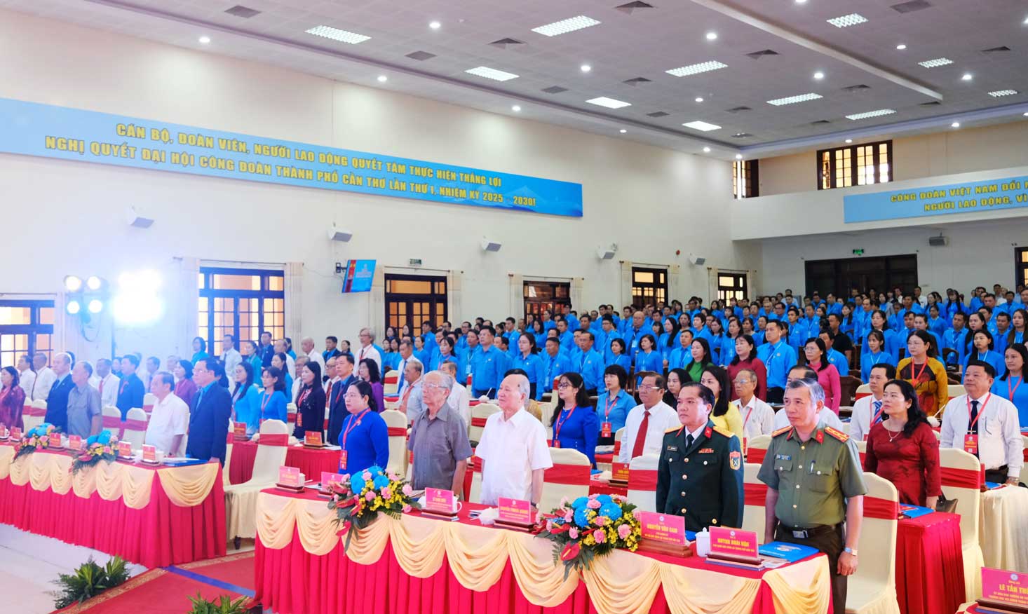 Đại hội làm lễ chào cờ. Ảnh: Mỹ Ly